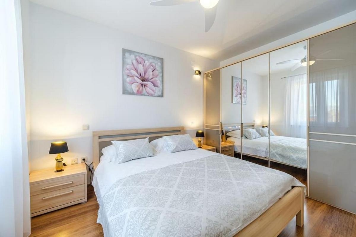 Three bedroom apartment with terrace and sea view Sutivan, Brač  A-a