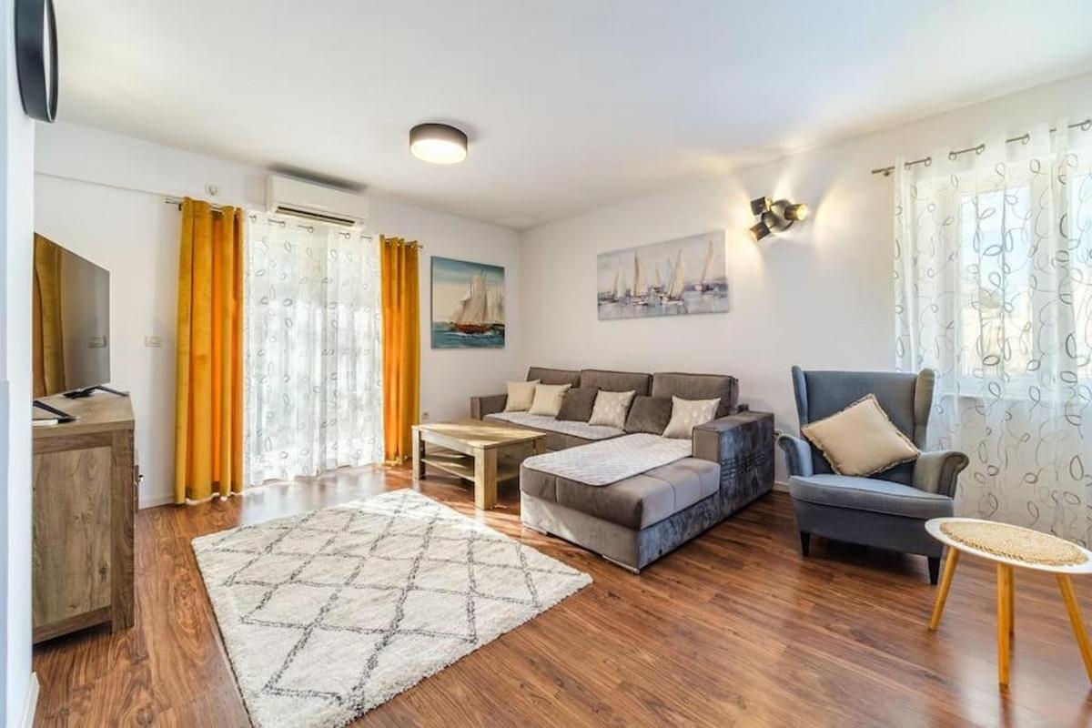 Three bedroom apartment with terrace and sea view Sutivan, Brač (A-22721-a)