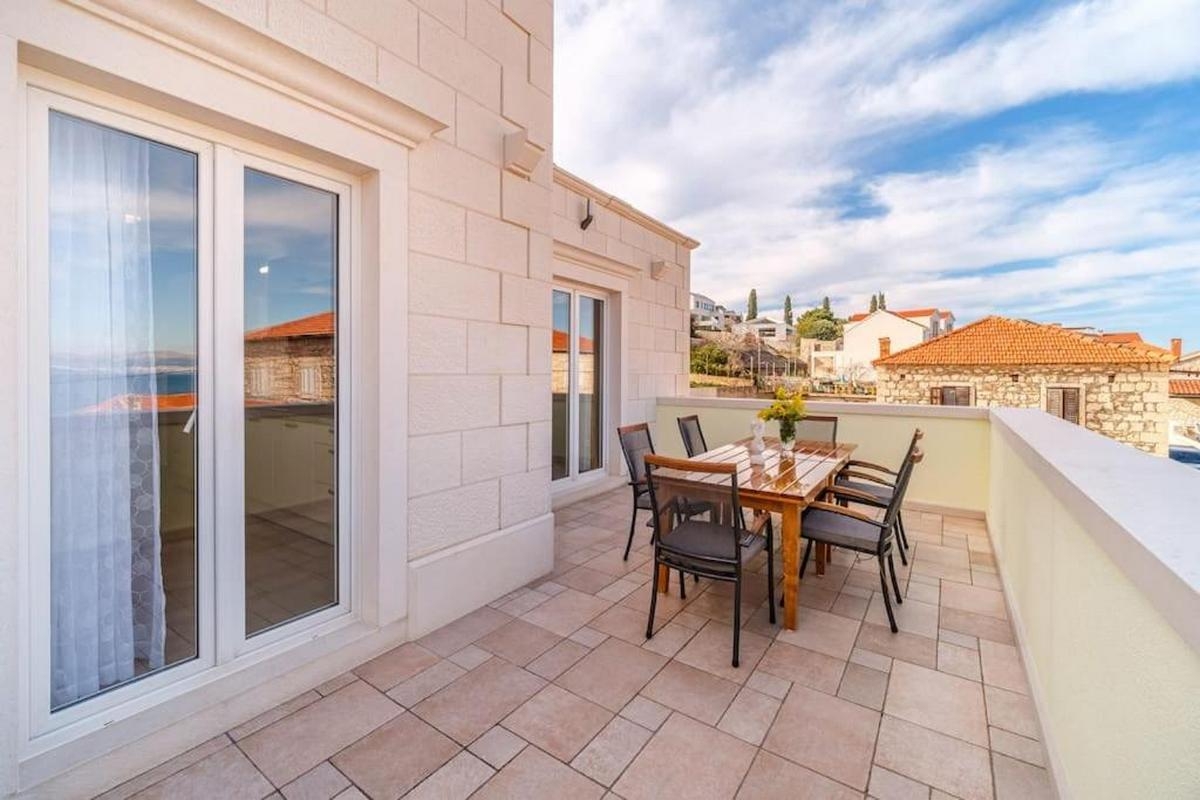 Three bedroom apartment with terrace and sea view Sutivan, Brač  A-a