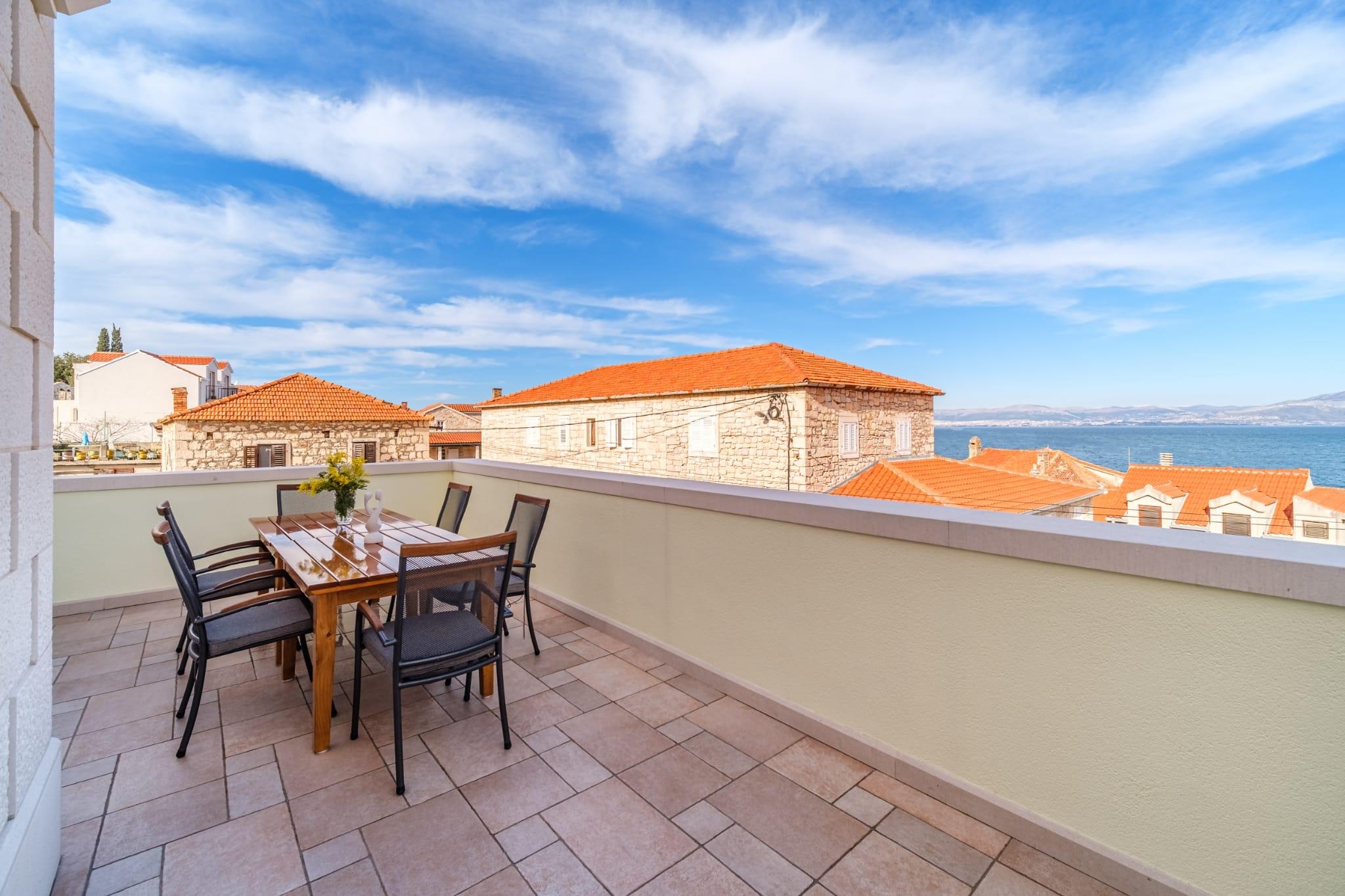 Three bedroom apartment with terrace and sea view Sutivan, Brač  A-a