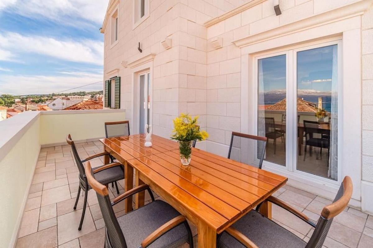 Three bedroom apartment with terrace and sea view Sutivan, Brač  A-a