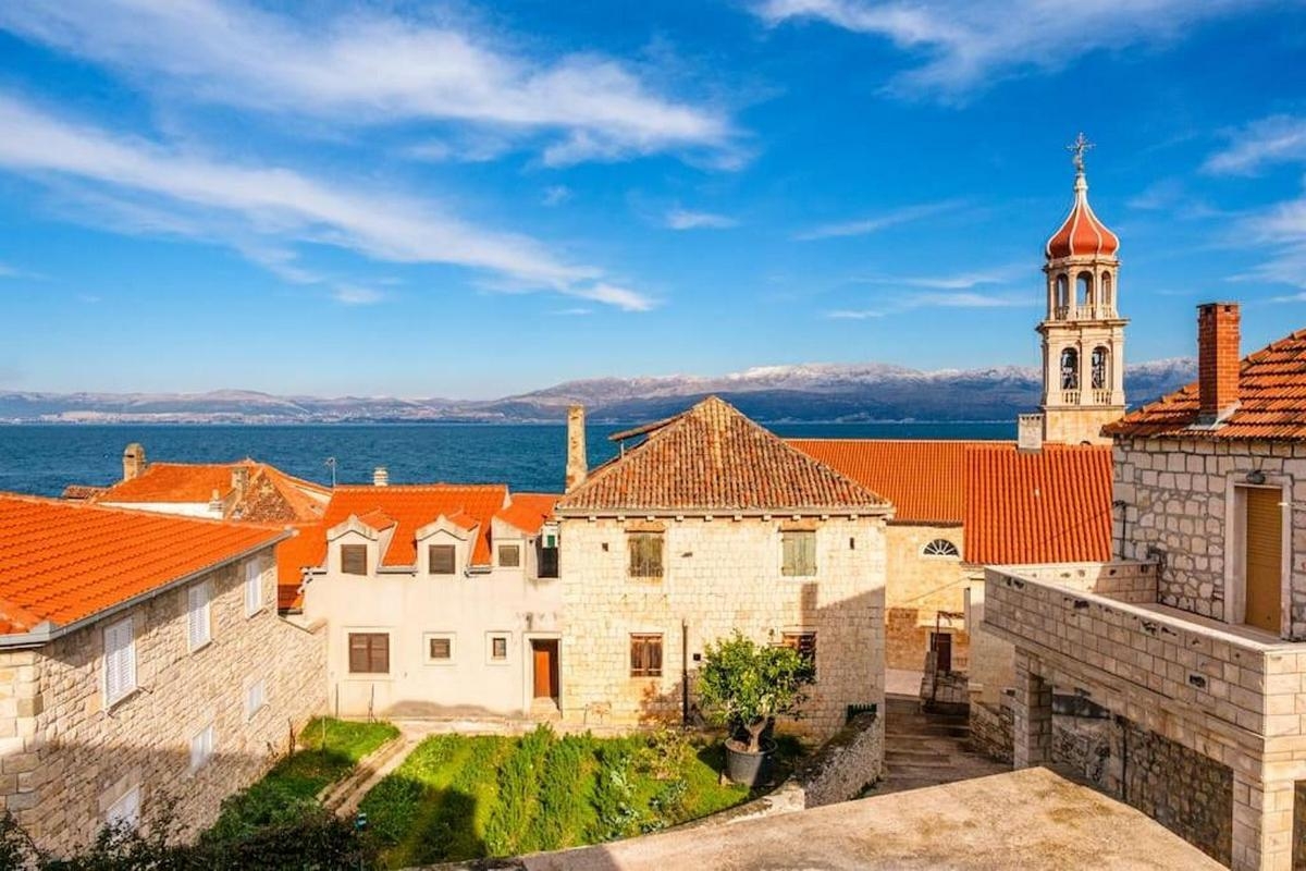 Three bedroom apartment with terrace and sea view Sutivan, Brač  A-a
