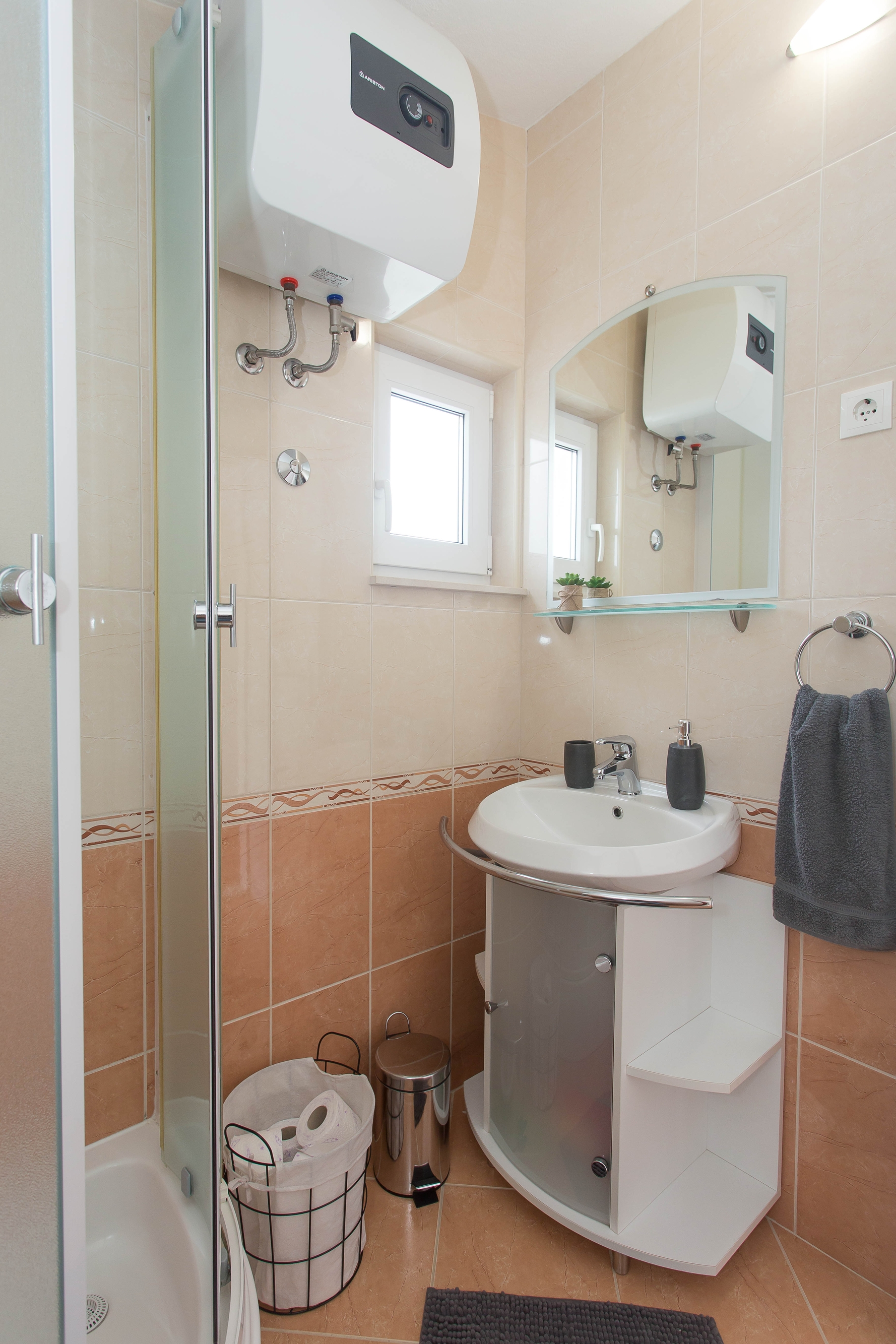 Three bedroom house with terrace and sea view Sevid, Trogir  K