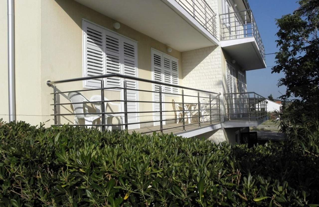 Two bedroom apartment with terrace Barbat, Rab  A-a
