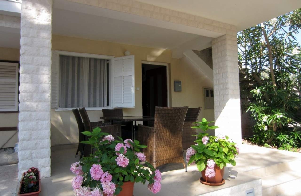 Two bedroom apartment with terrace Barbat, Rab  A-a