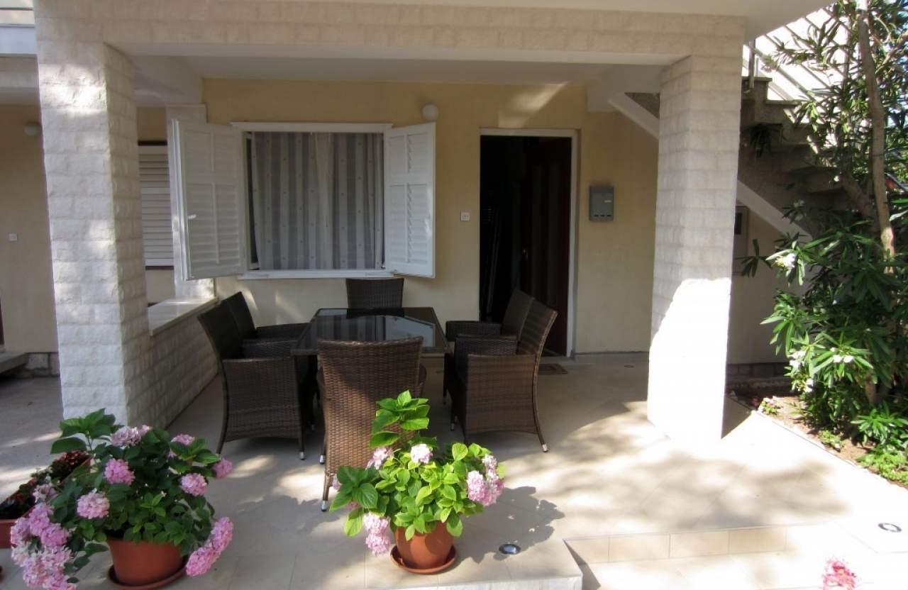 Two bedroom apartment with terrace Barbat, Rab  A-a