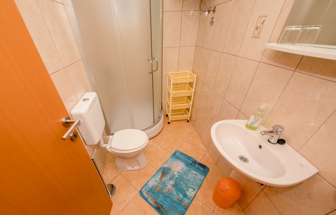 Two bedroom apartment near beach Barbat, Rab  A-a