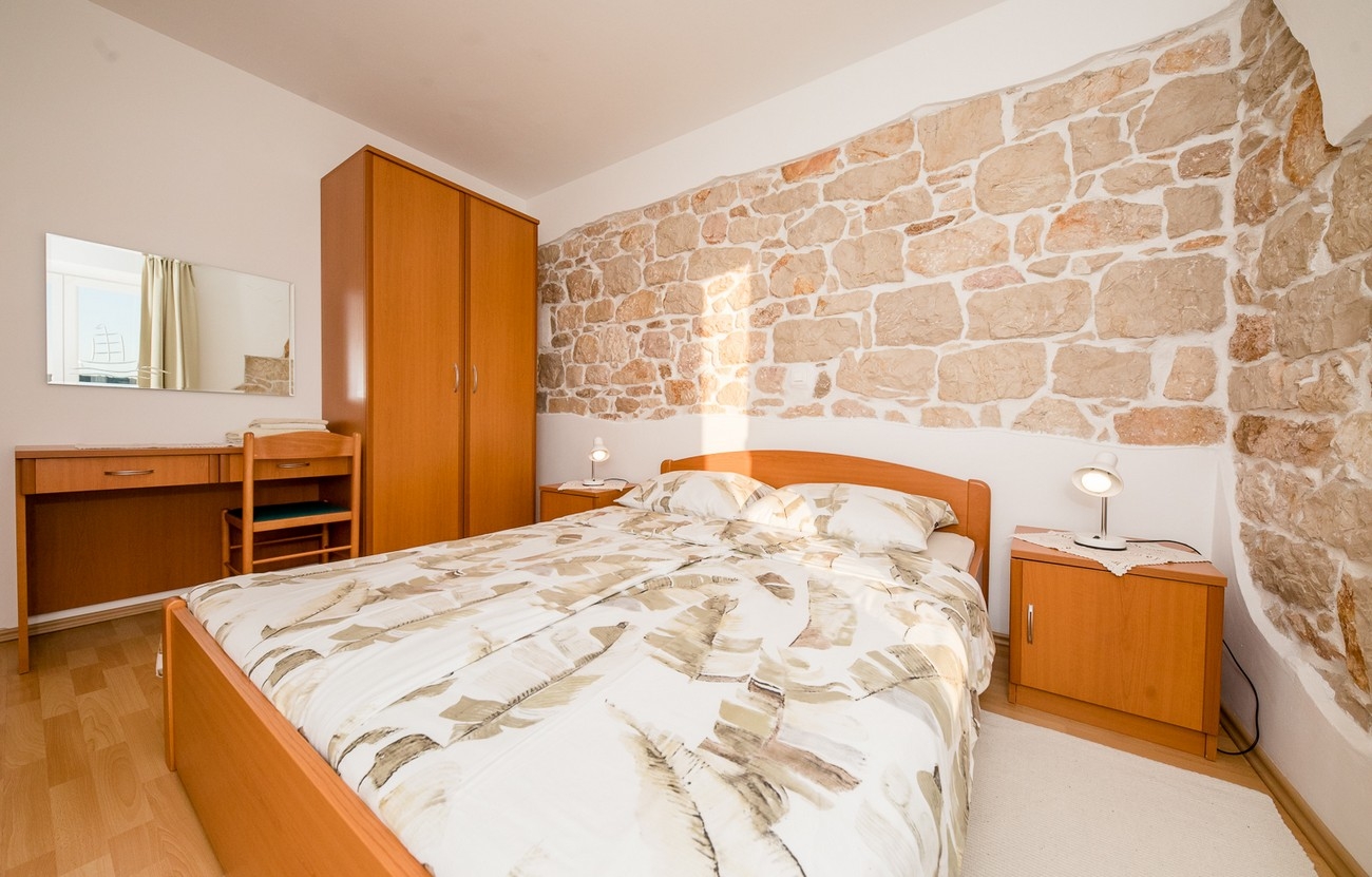 Two bedroom apartment near beach Barbat, Rab  A-a