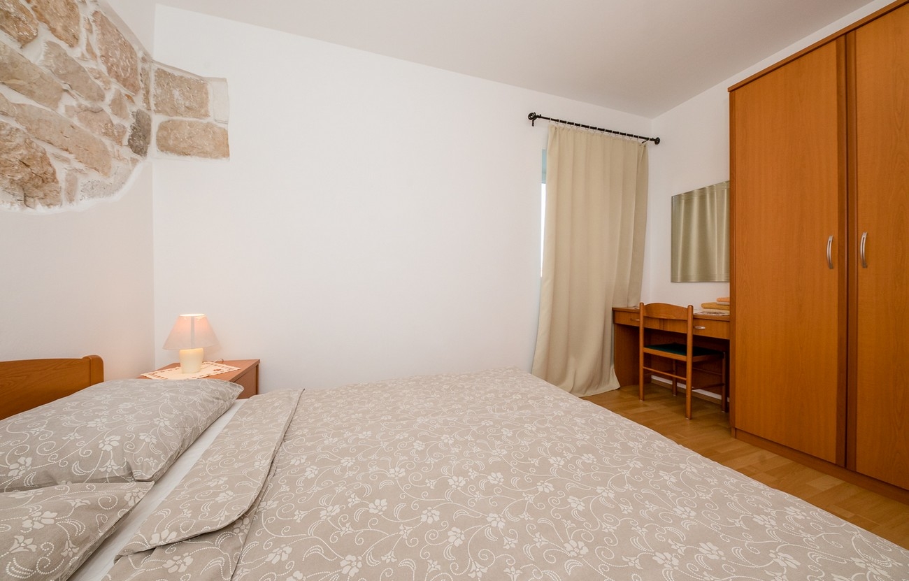 Two bedroom apartment near beach Barbat, Rab  A-a