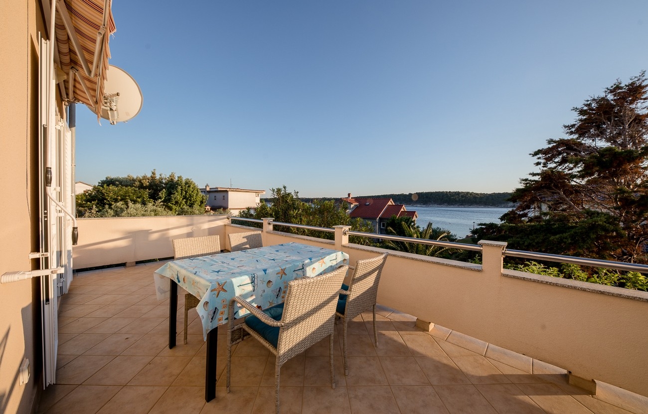 Two bedroom apartment near beach Barbat, Rab  A-a