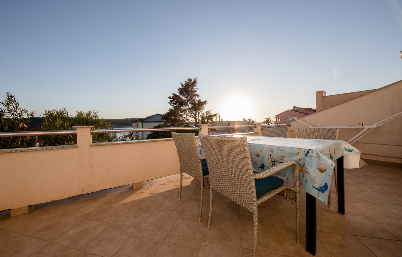 Two bedroom apartment near beach Barbat, Rab  A-a