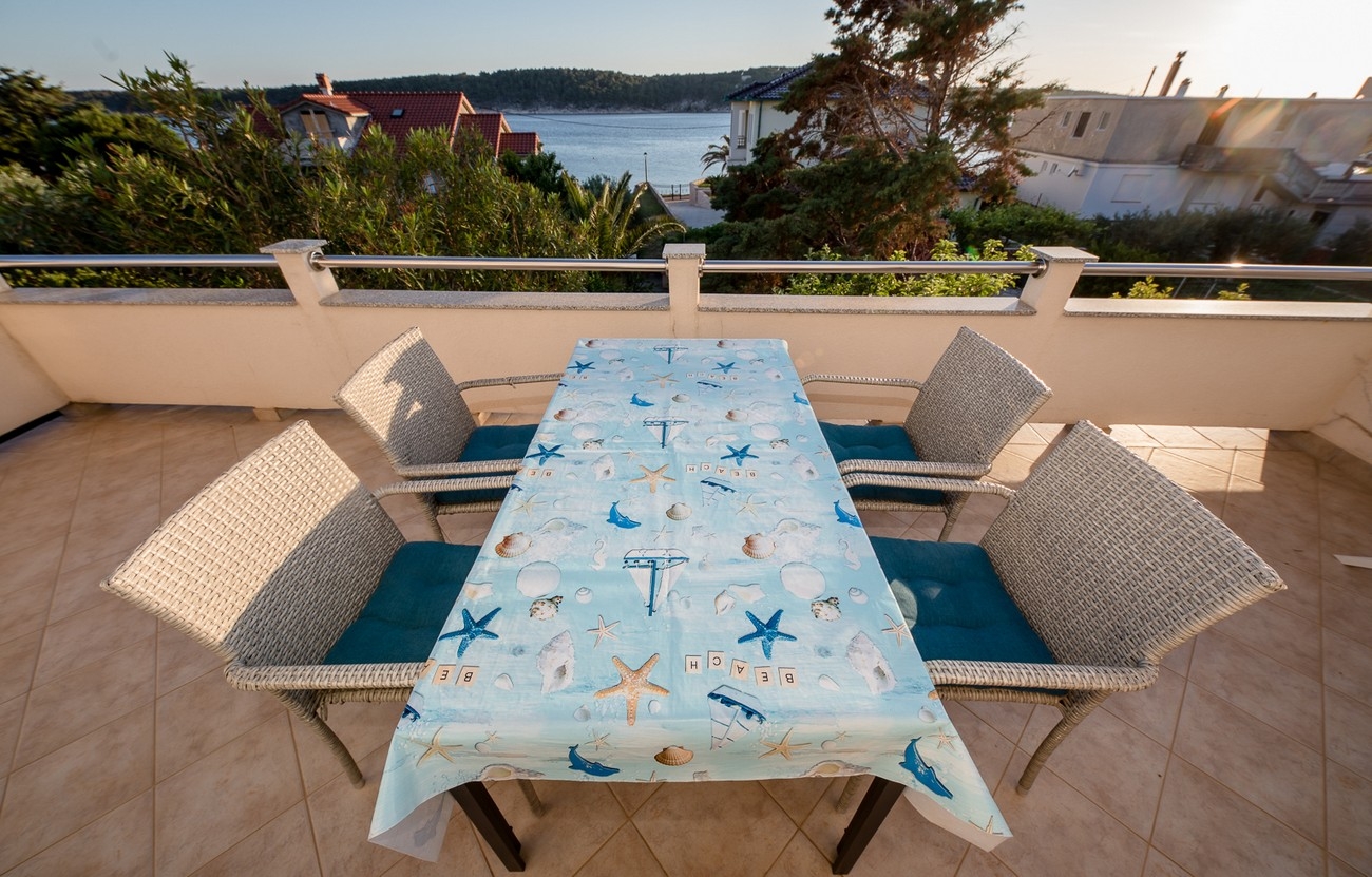 Two bedroom apartment near beach Barbat, Rab  A-a