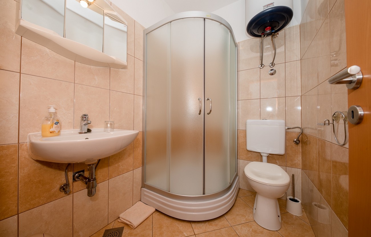 One bedroom apartment near beach Barbat, Rab  A-b
