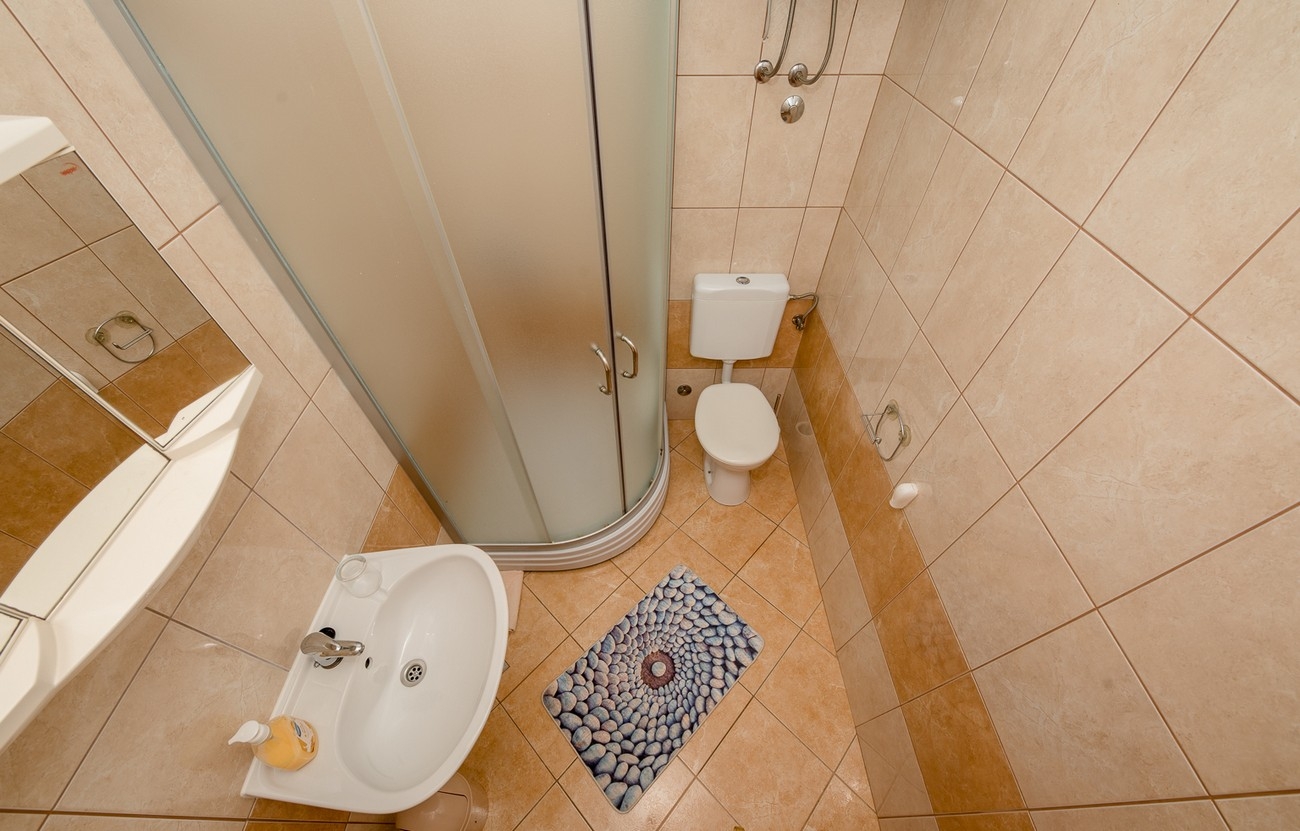 One bedroom apartment near beach Barbat, Rab  A-b