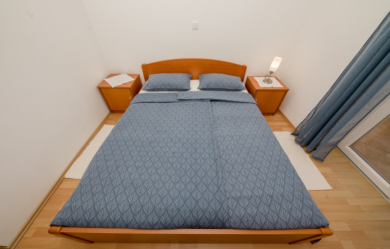 One bedroom apartment near beach Barbat, Rab  A-b