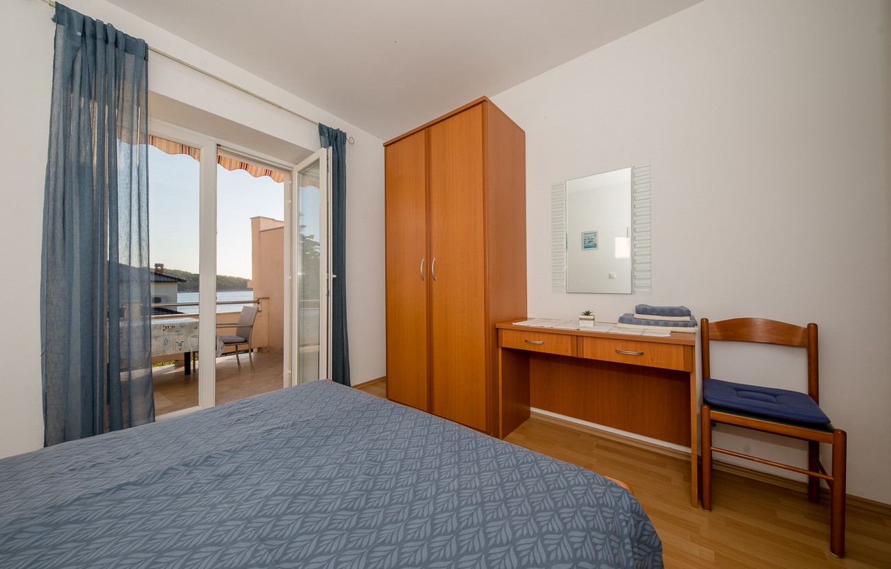 One bedroom apartment near beach Barbat, Rab  A-b