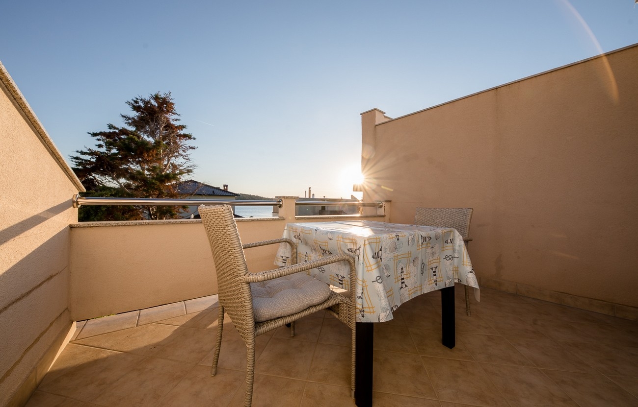 One bedroom apartment near beach Barbat, Rab  A-b
