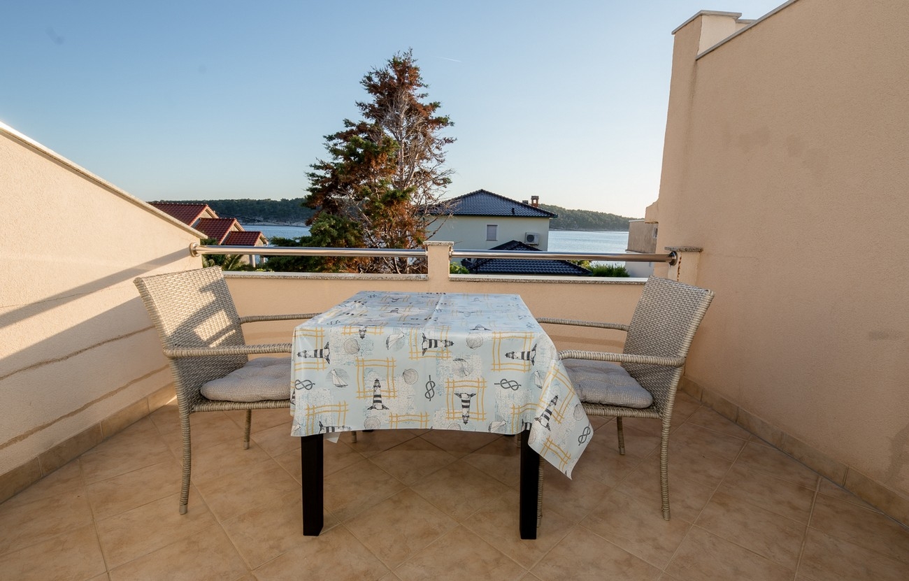 One bedroom apartment near beach Barbat, Rab  A-b