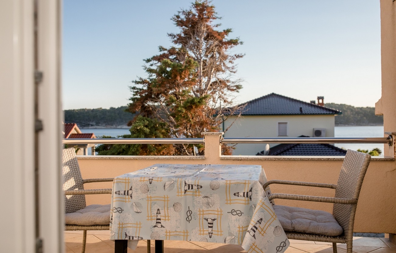 One bedroom apartment near beach Barbat, Rab (A-22757-b)