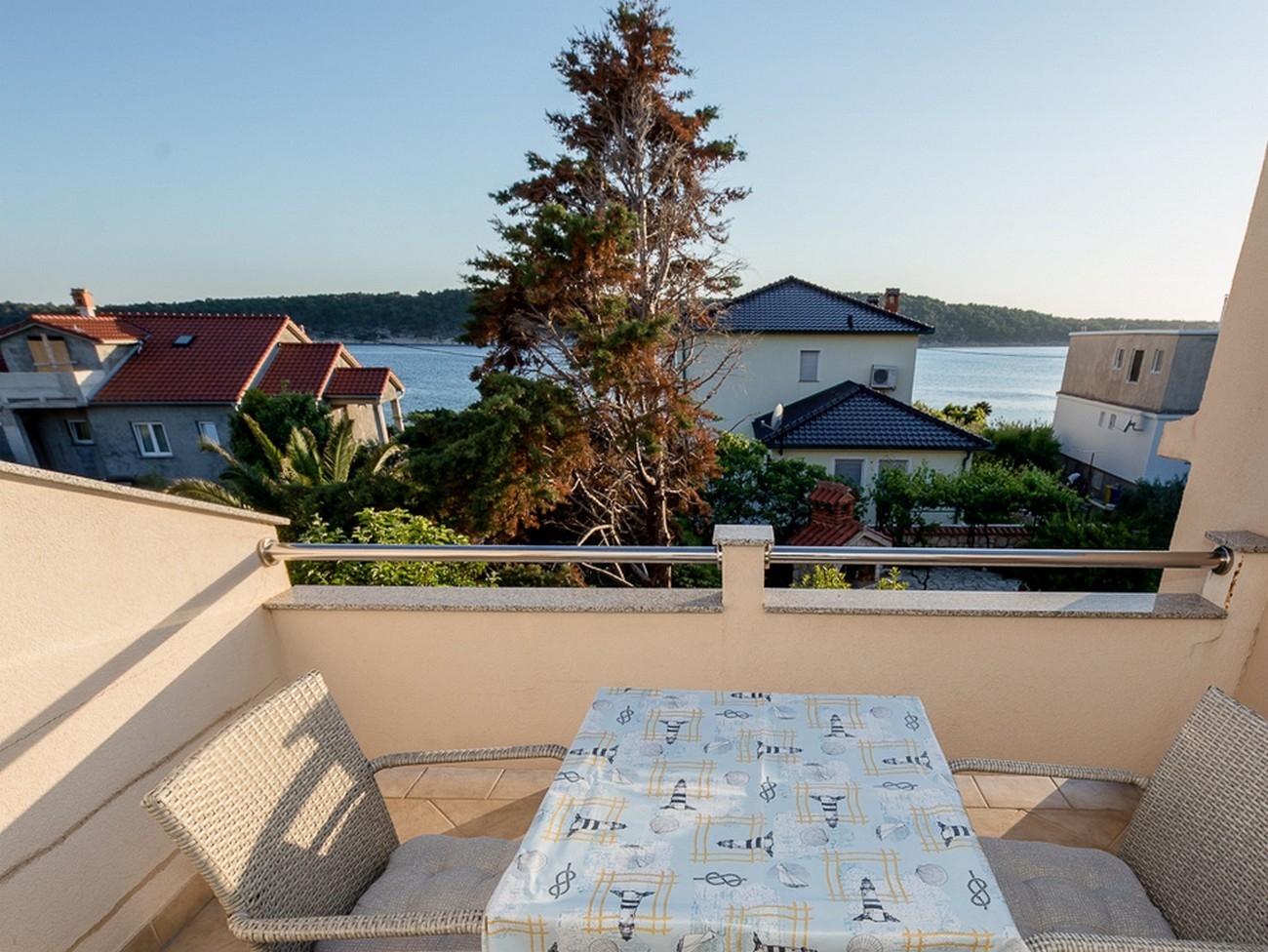 One bedroom apartment near beach Barbat, Rab  A-b
