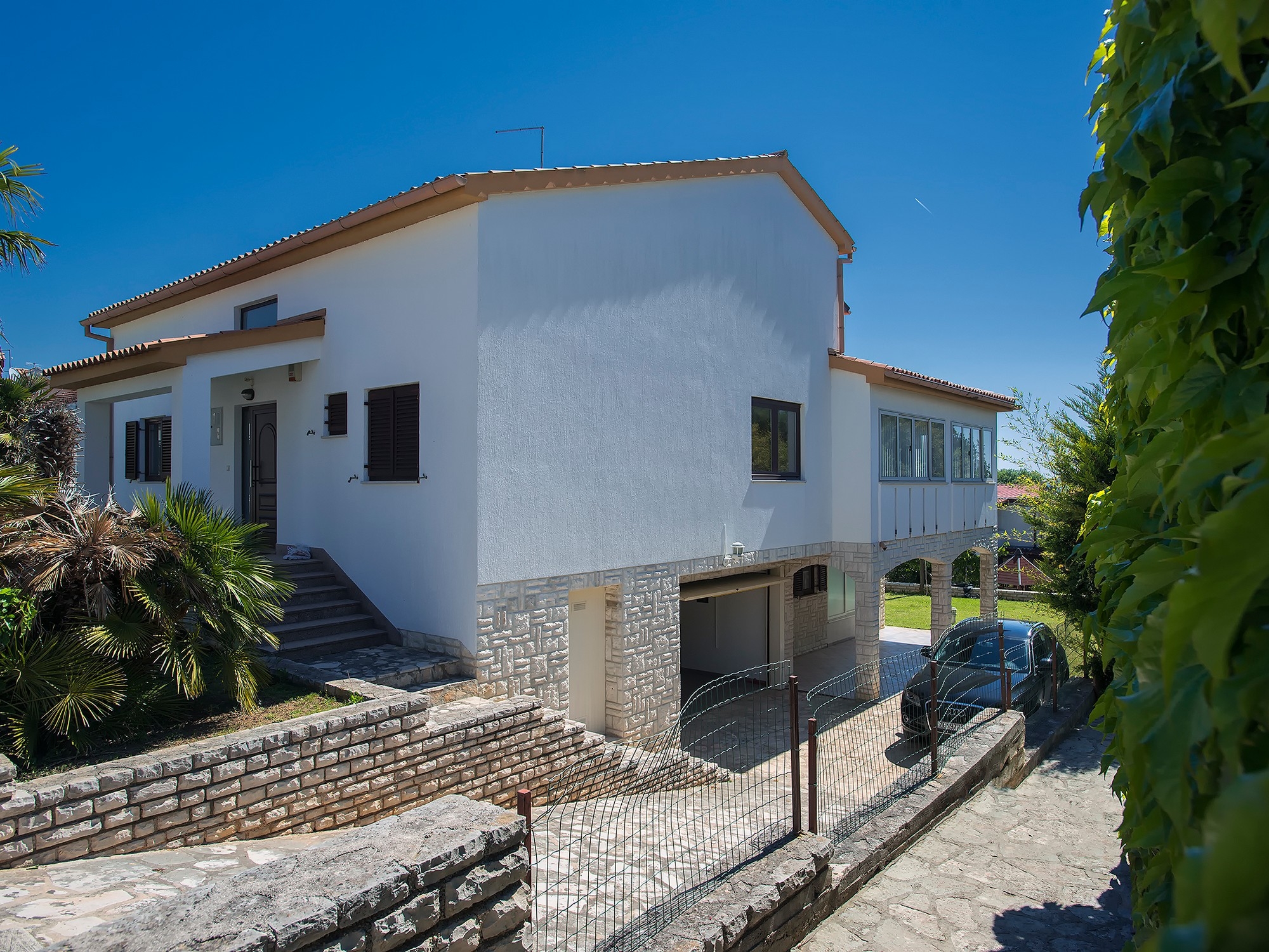 Comfortable and spacious house with terrace and sea view Premantura, Medulin (K-22760)