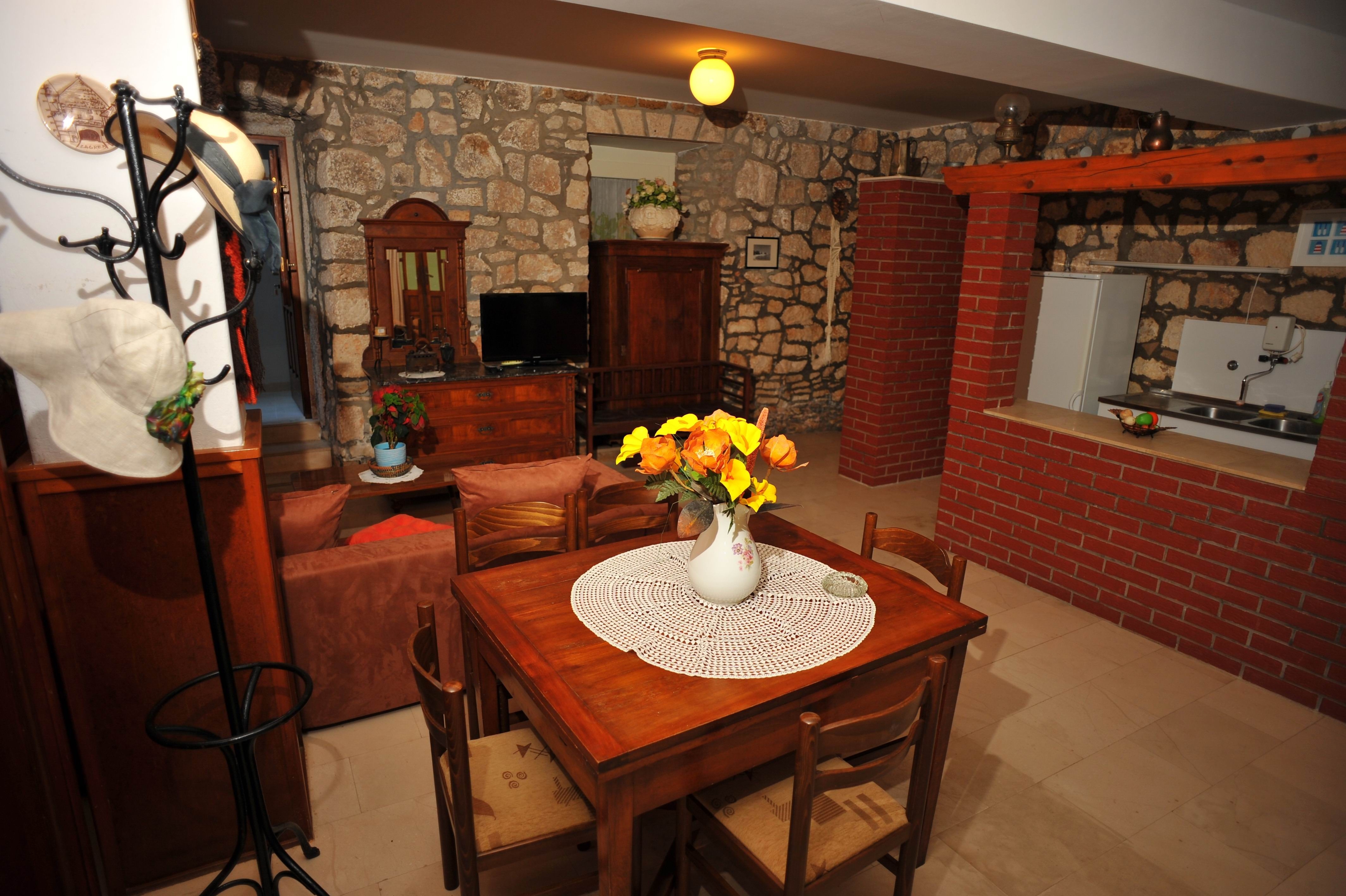 Two bedroom apartment near beach Sutivan, Brač (A-22771-a)