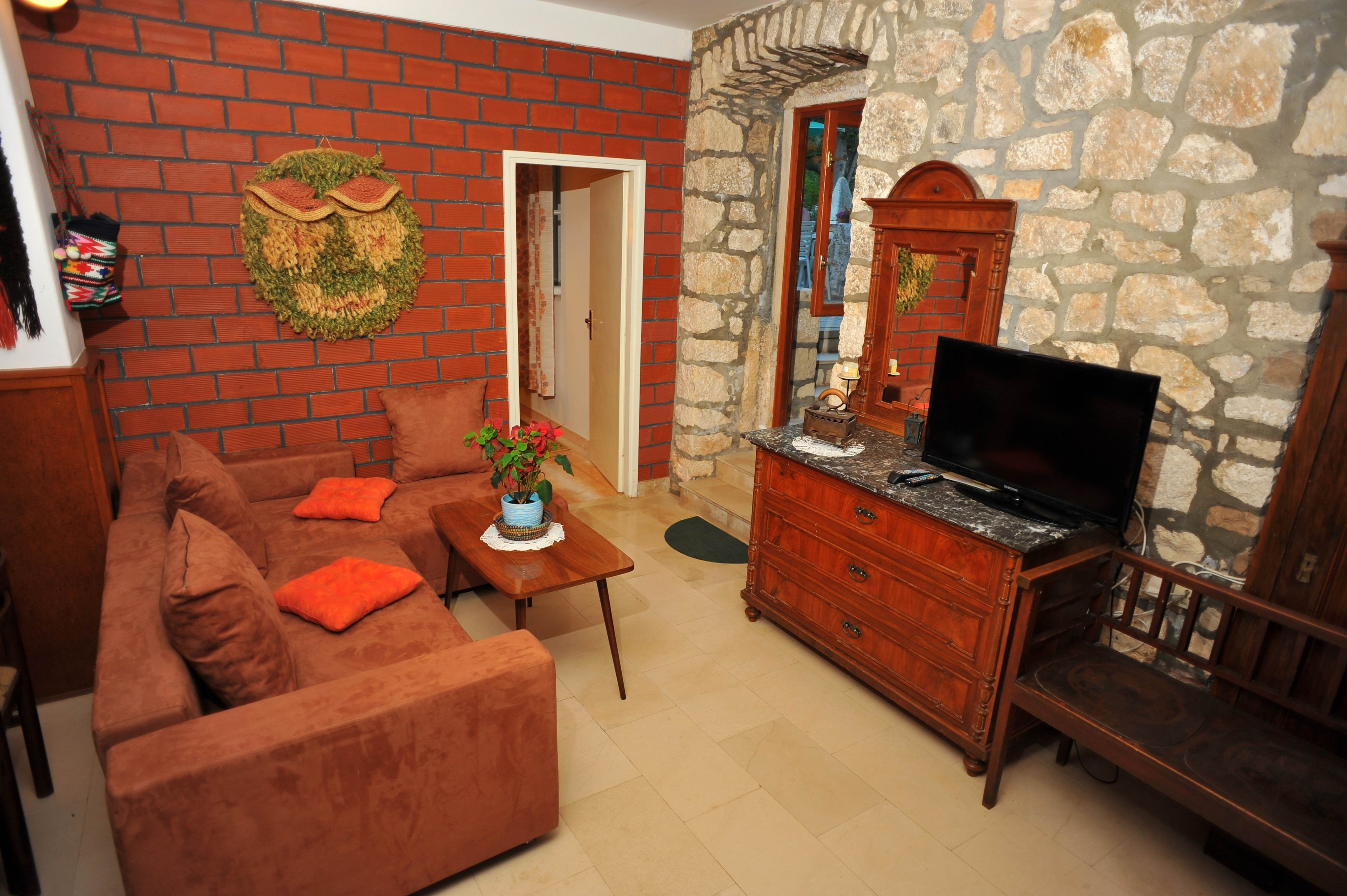 Two bedroom apartment near beach Sutivan, Brač (A-22771-a)