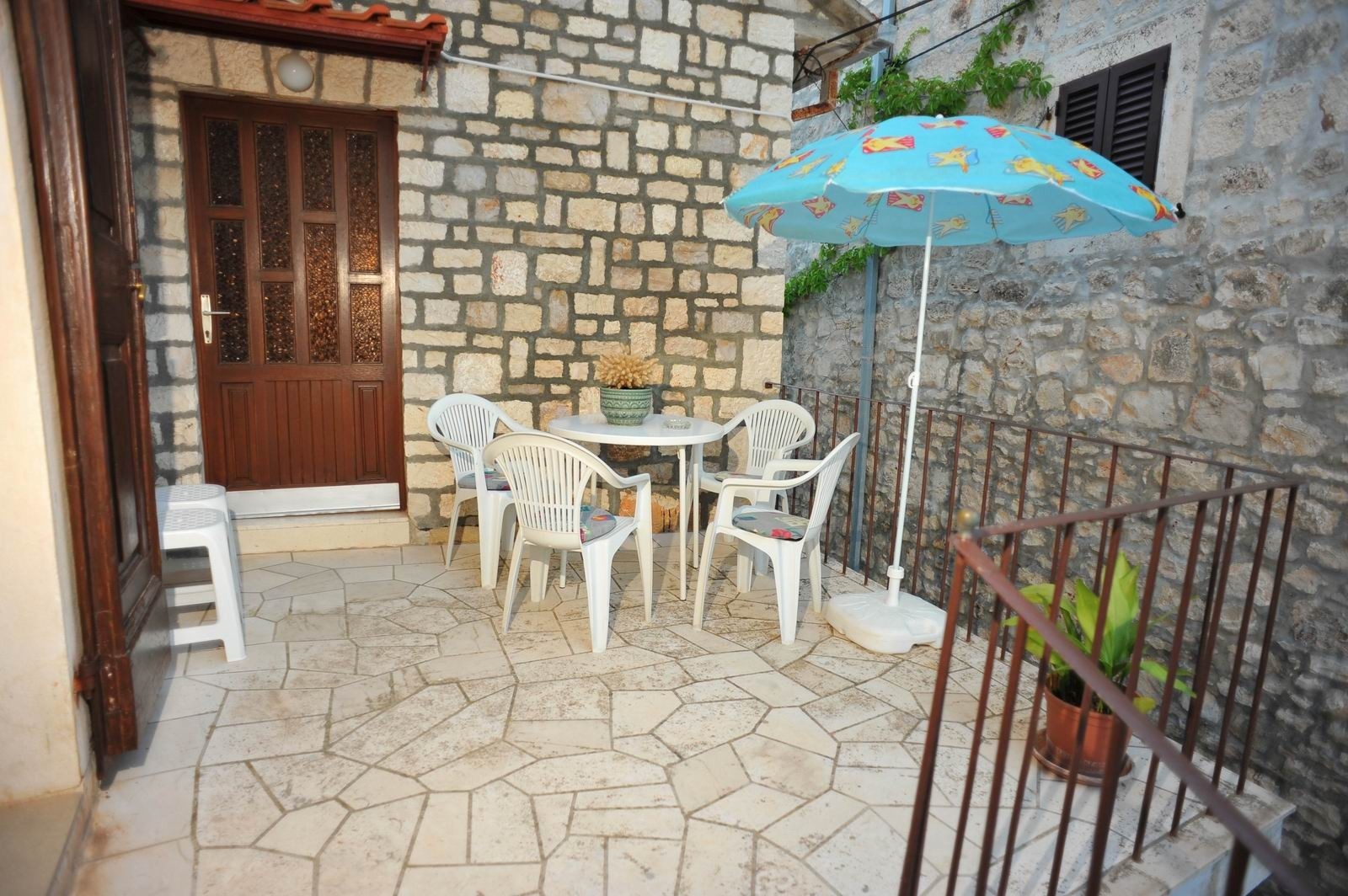Three bedroom apartment near beach Sutivan, Brač (A-22771-b) Three bedroom apartment near beach Sutivan, Brač (A-22771-b)