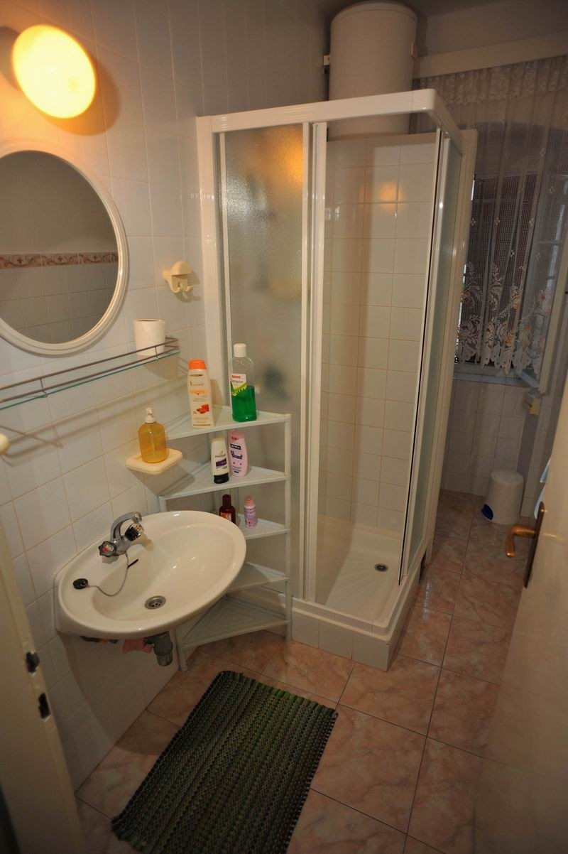 Three bedroom apartment near beach Sutivan, Brač  A-c