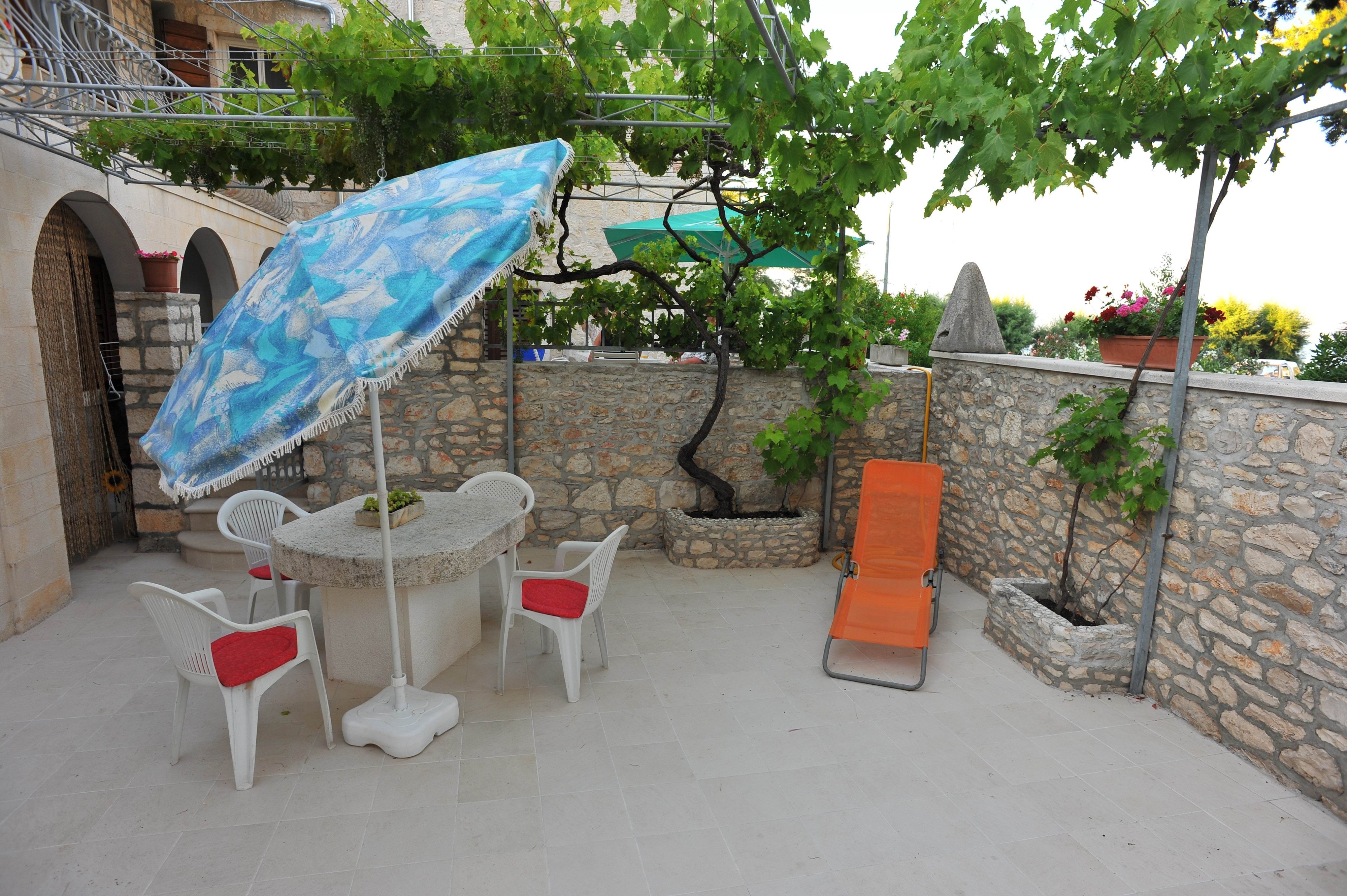 Studio flat near beach Sutivan, Brač (AS-22771-a)