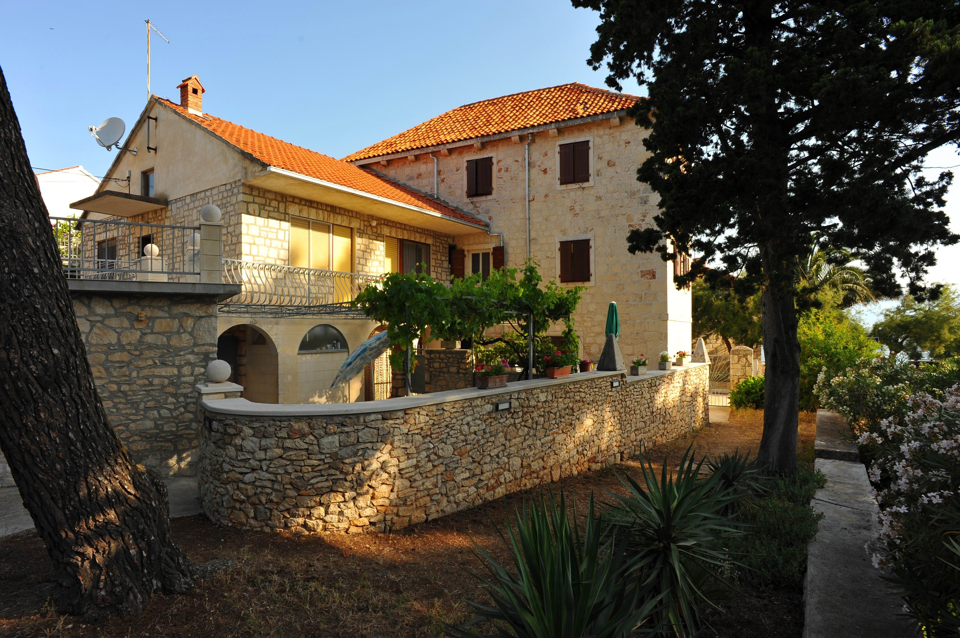 Three bedroom apartment near beach Sutivan, Brač (A-22771-c) Three bedroom apartment near beach Sutivan, Brač (A-22771-c)