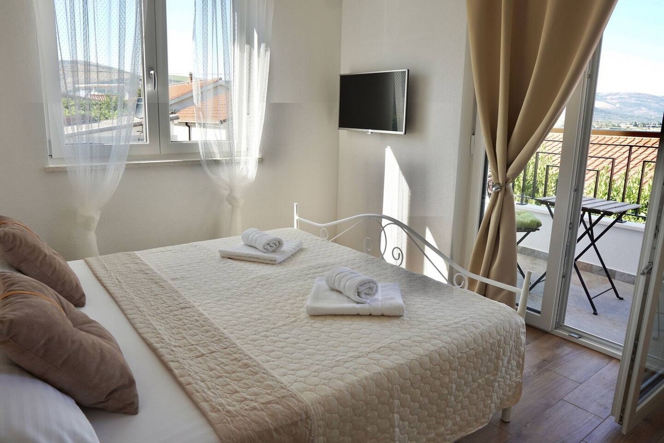 Four bedroom house near beach Mastrinka, Čiovo  K