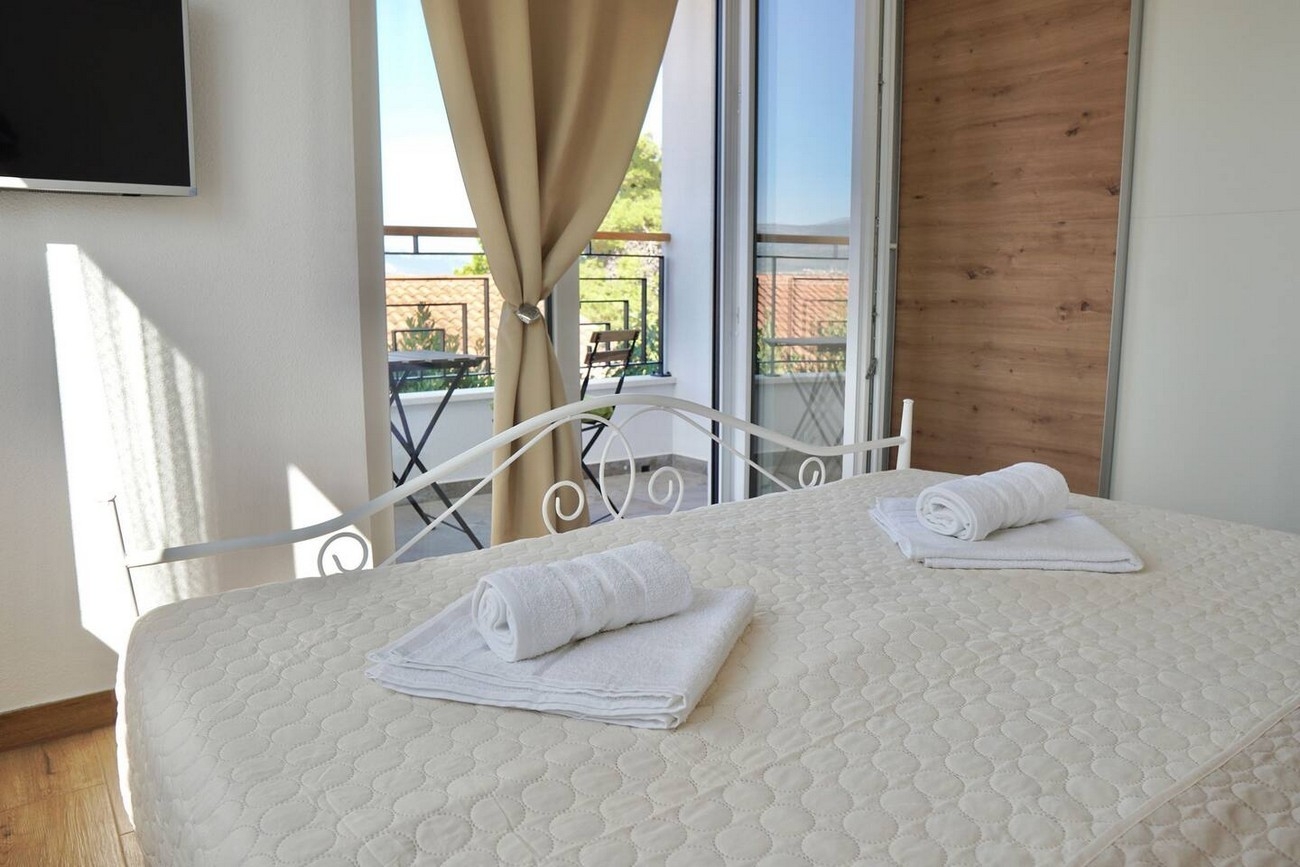 Four bedroom house near beach Mastrinka, Čiovo  K