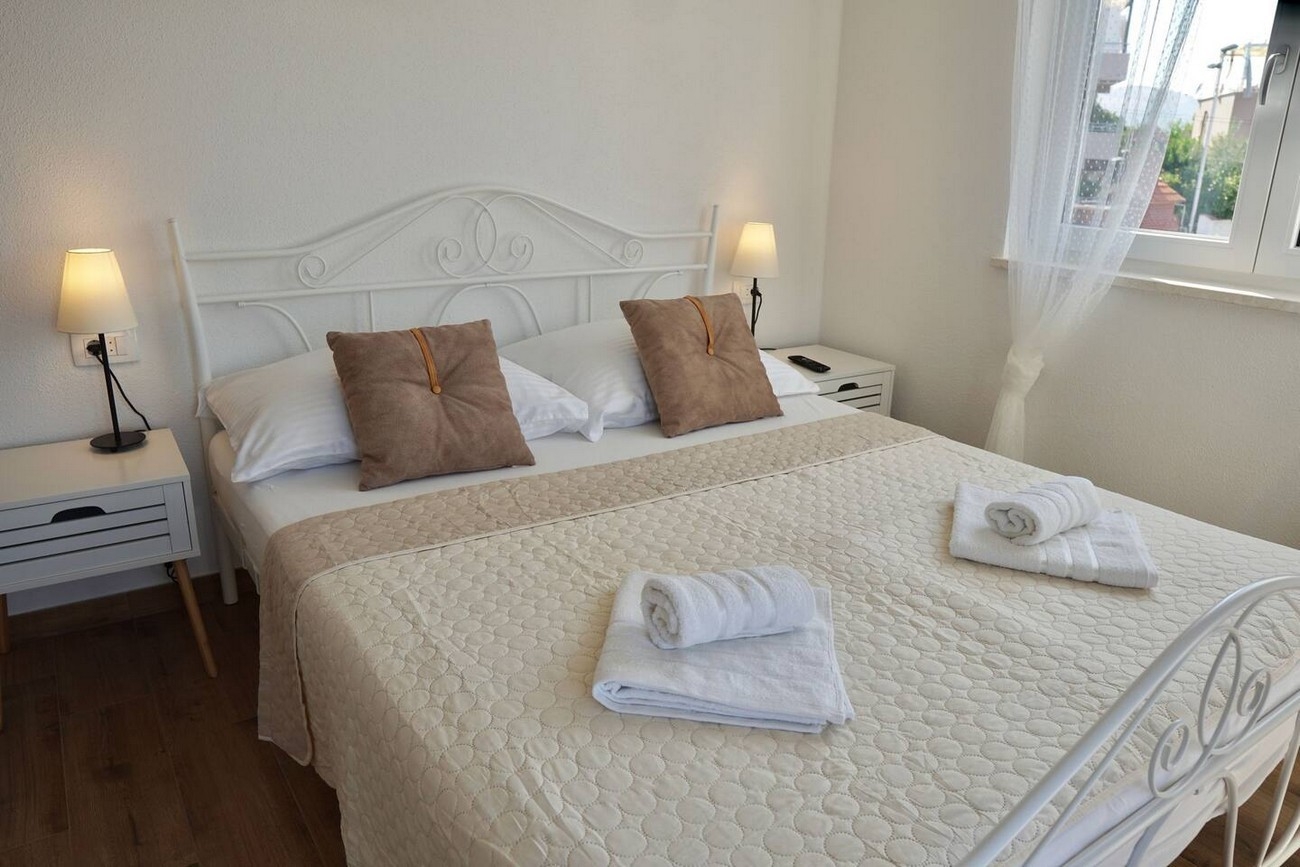Four bedroom house near beach Mastrinka, Čiovo  K