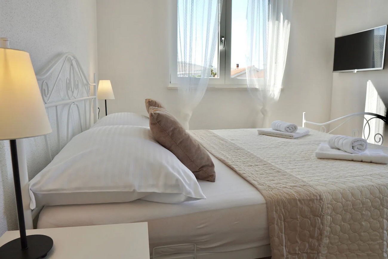 Four bedroom house near beach Mastrinka, Čiovo  K