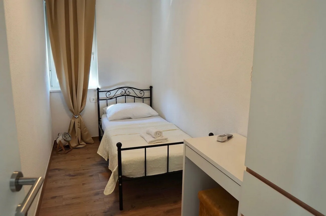 Four bedroom house near beach Mastrinka, Čiovo  K