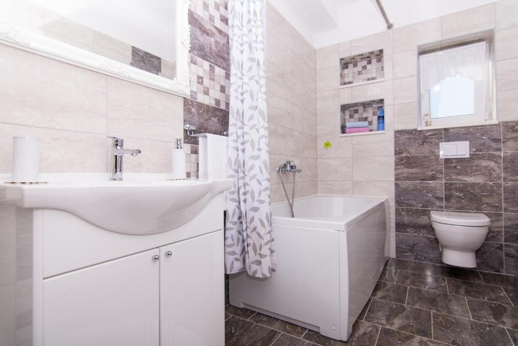 Two bedroom apartment with terrace and sea view Okrug Gornji, Čiovo  A-b