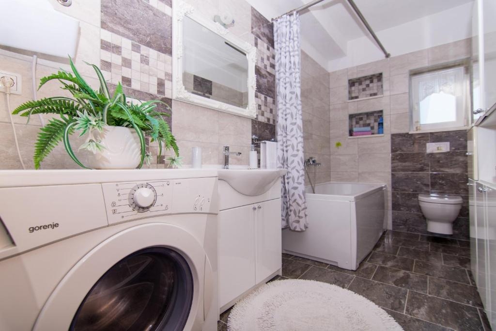 Two bedroom apartment with terrace and sea view Okrug Gornji, Čiovo  A-b