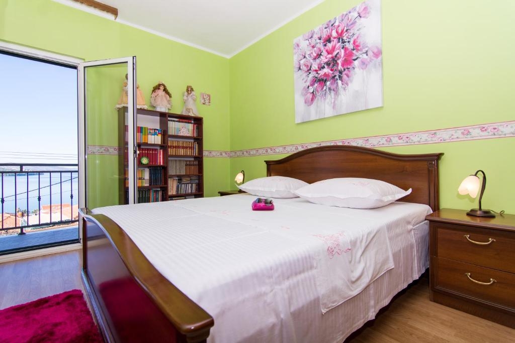 Two bedroom apartment with terrace and sea view Okrug Gornji, Čiovo  A-b