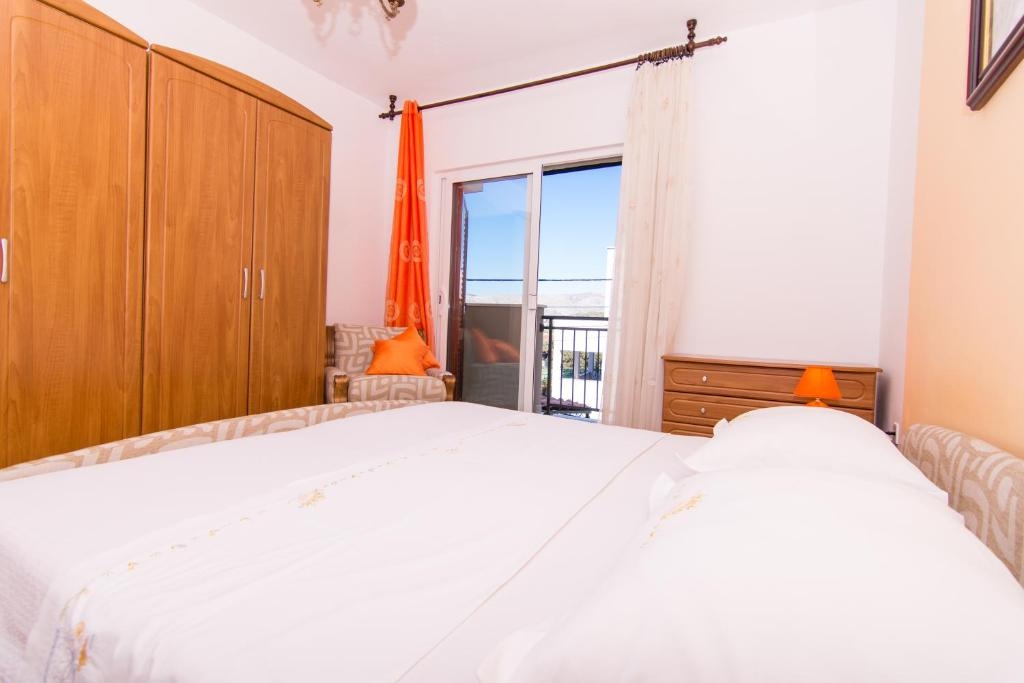 Two bedroom apartment with terrace and sea view Okrug Gornji, Čiovo  A-b