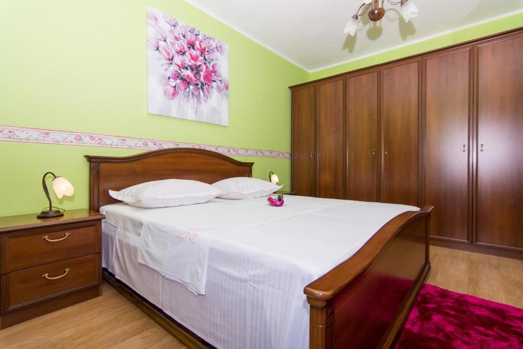 Two bedroom apartment with terrace and sea view Okrug Gornji, Čiovo  A-b