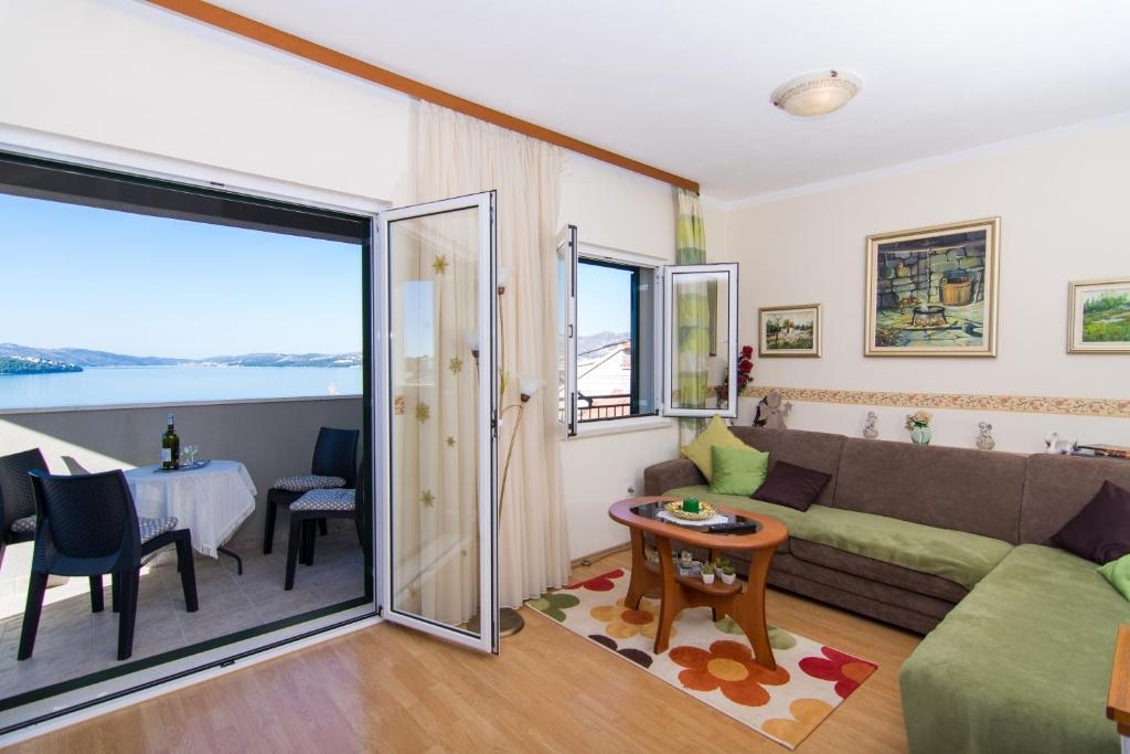 Two bedroom apartment with terrace and sea view Okrug Gornji, Čiovo  A-b