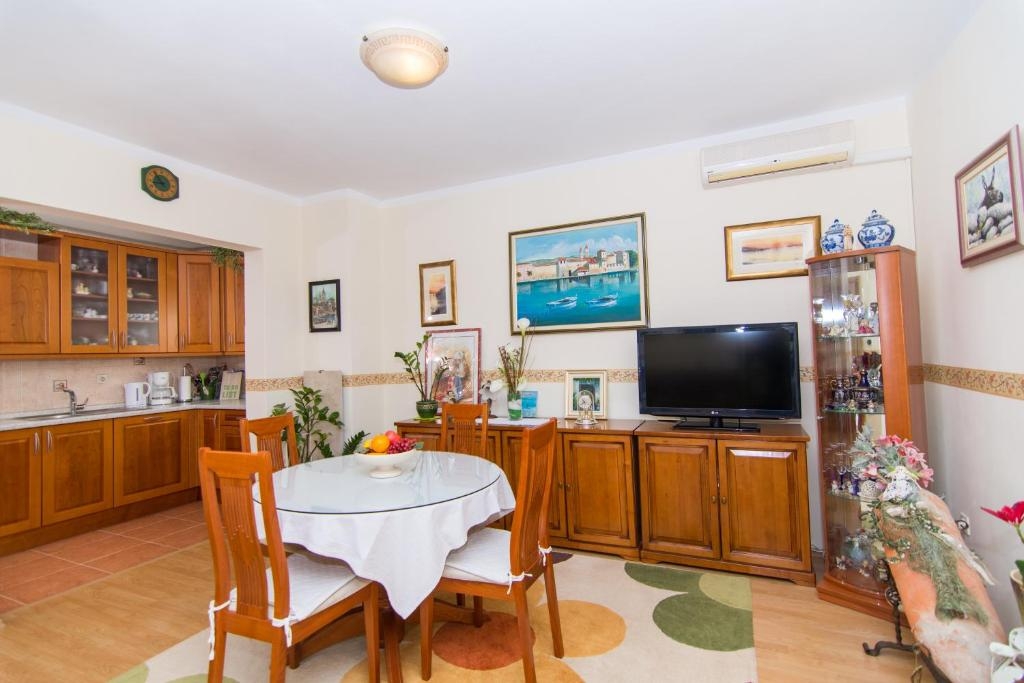 Two bedroom apartment with terrace and sea view Okrug Gornji, Čiovo  A-b