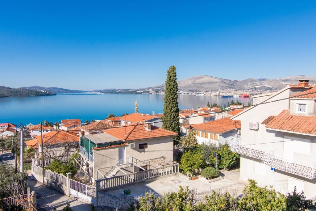 Two bedroom apartment with terrace and sea view Okrug Gornji, Čiovo  A-b
