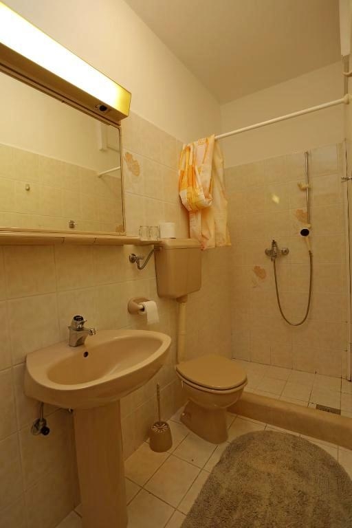 Three bedroom apartment near beach Selca, Brač  A-a