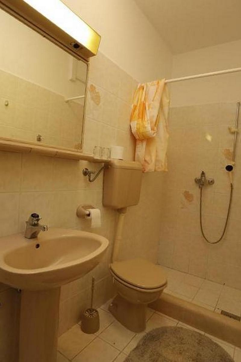 Three bedroom apartment near beach Selca, Brač  A-a