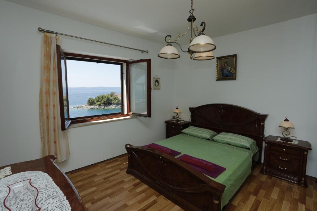 Three bedroom apartment near beach Selca, Brač  A-a