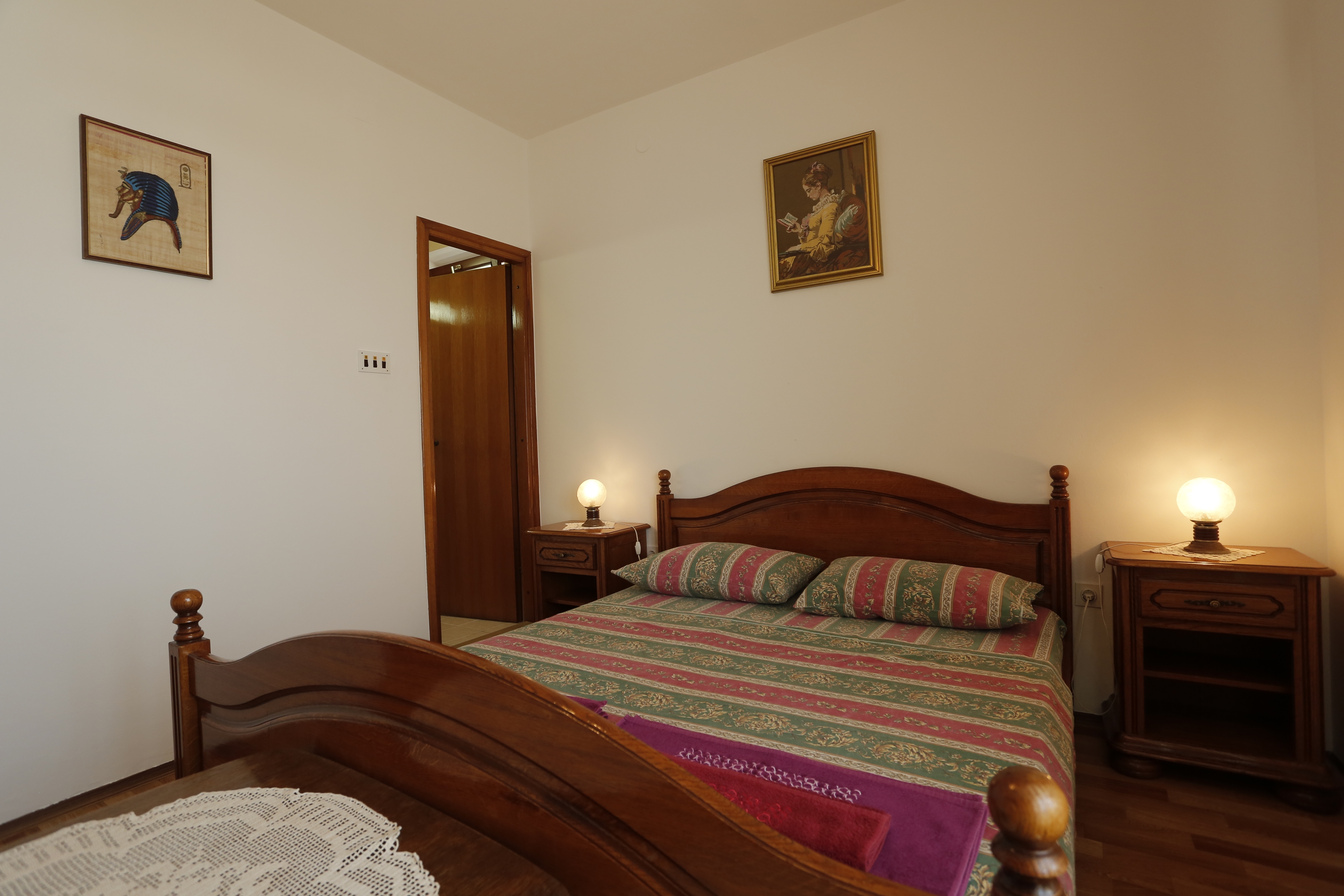Three bedroom apartment near beach Selca, Brač  A-a