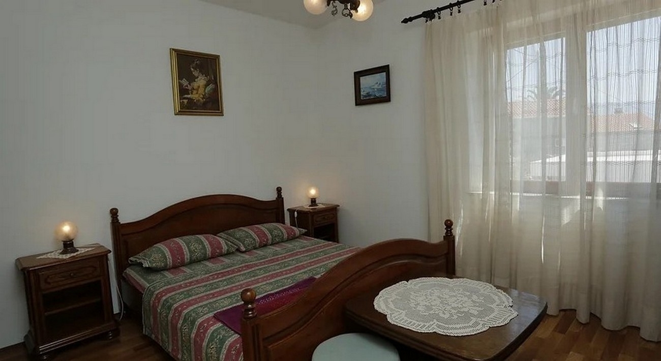 Three bedroom apartment near beach Selca, Brač  A-a