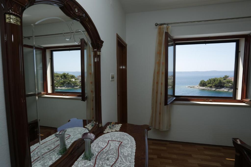 Three bedroom apartment near beach Selca, Brač  A-a
